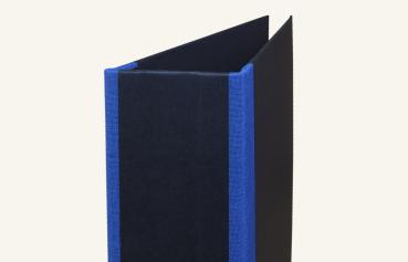 schwarzer Ordner mit blauen Leinenkanten